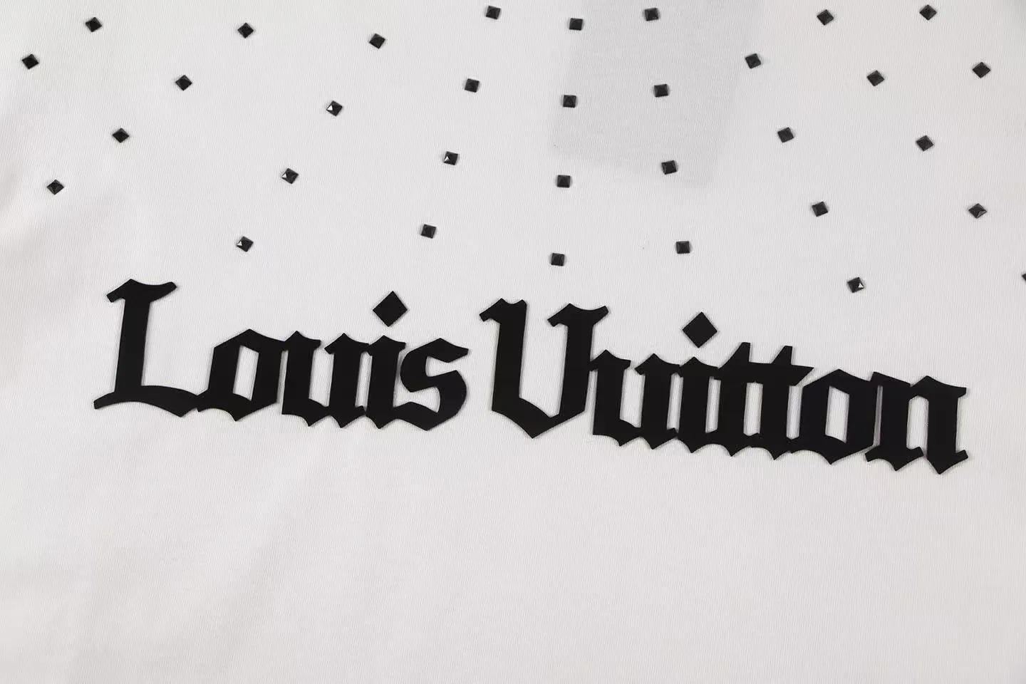 🅿️160 Style: 2026 new LOUIS VUITTON short-sleeved T-shirt Material: hot diamond process, high version 300g double yarn combed cotton Size: S～XL Color: white Style number: Z033